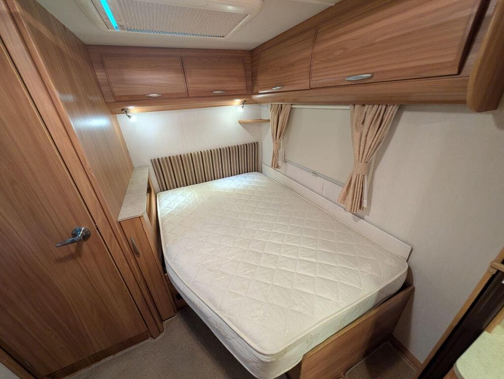 2011 Lunar Lexon 530 2011 4 Berth