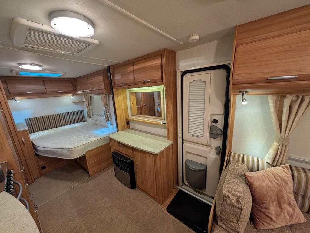 2011 Lunar Lexon 530 2011 4 Berth