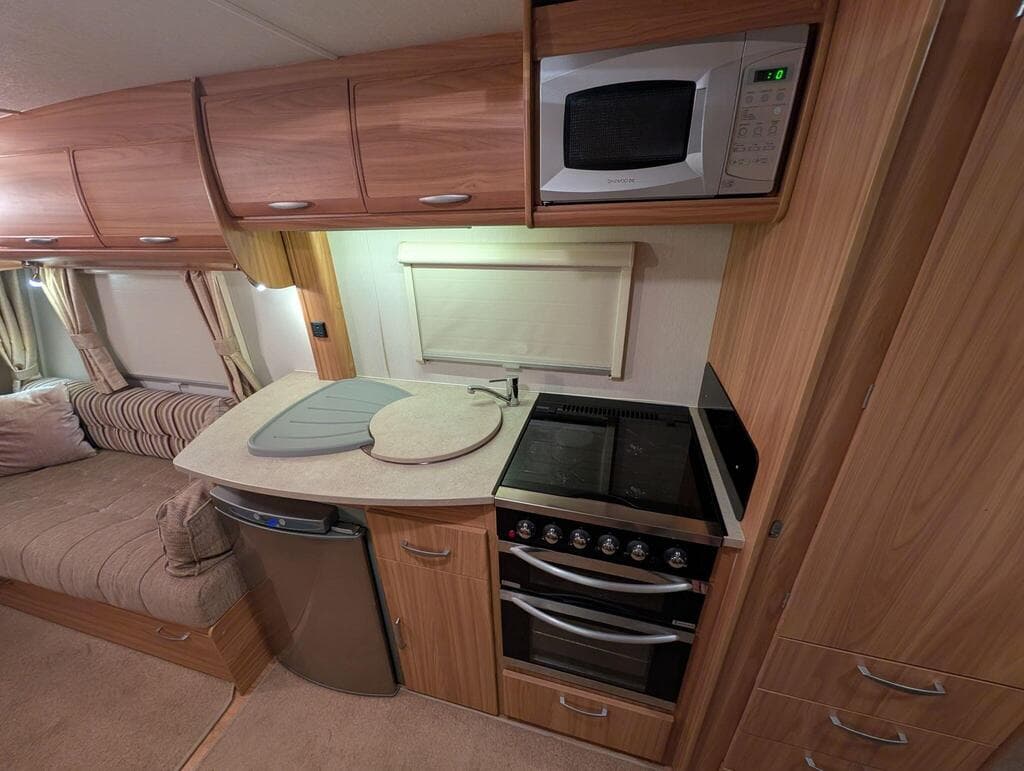 2011 Lunar Lexon 530 2011 4 Berth